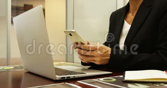 办公桌4k的女商人使用手机视频的预览图