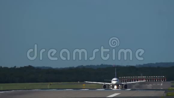 商业飞机起飞视频的预览图