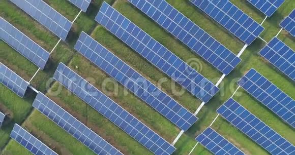 可鸟瞰太阳能电池板太阳能电池板太阳能发电厂视频的预览图