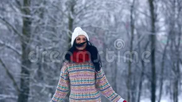 冬少女画像美丽欢乐的模特女孩在冬天的公园里笑着玩美丽的年轻女子视频的预览图