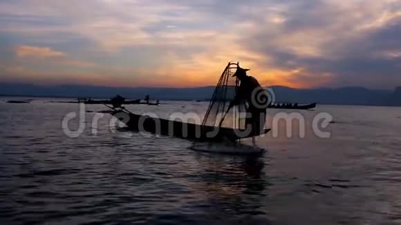 缅甸英勒湖上的渔夫视频的预览图