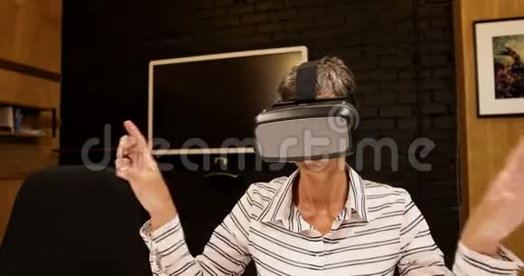 商务女性在使用虚拟现实耳机4k时做手势视频的预览图