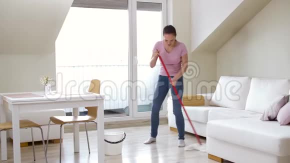 家里有拖把清洁地板的妇女或家庭主妇视频的预览图