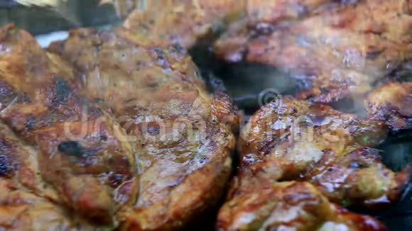 烧烤时烤鲜肉视频的预览图