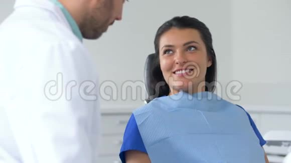 牙科诊所的牙医和病人谈话视频的预览图