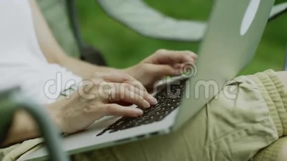 女人的手在打字视频的预览图