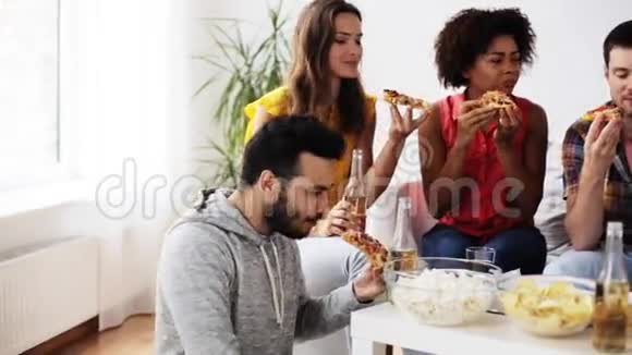 在家吃披萨的快乐朋友视频的预览图