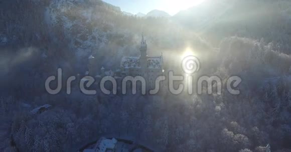日出时鸟瞰Neuschwanstein城堡视频的预览图