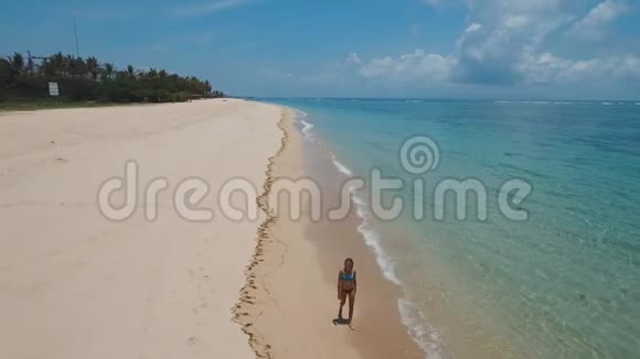 在海滩上散步的女孩印度尼西亚巴厘视频的预览图