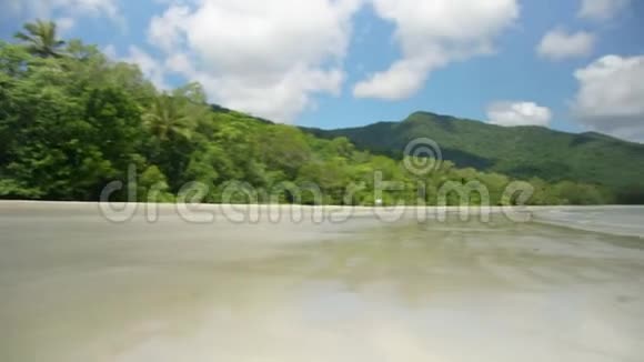 广阔的海滩和山脉视频的预览图