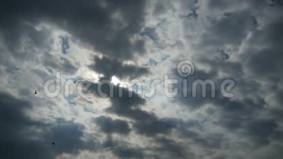 灰色风暴云在天空中移动时间流逝视频的预览图