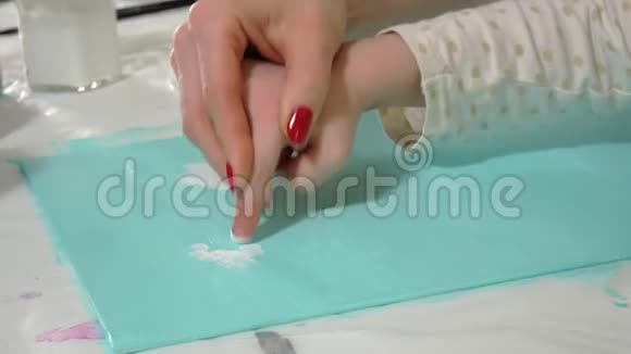 母婴用彩色手指作画与幼儿一起游戏影响幼儿的发展视频的预览图