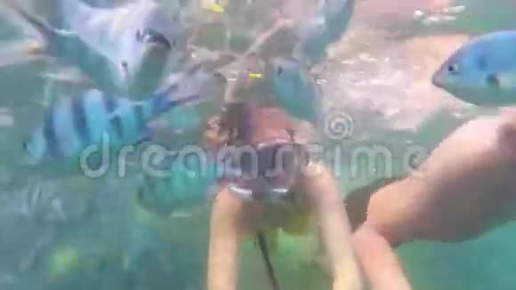 孩子和女孩用鱼在海里洗澡口罩潜水视频的预览图