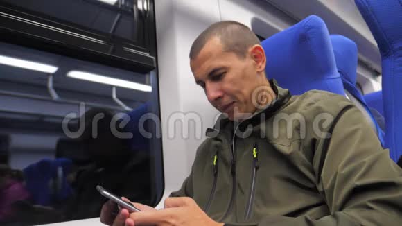 旅行者未知的中年男子智能手机在地铁上给社交媒体信使写短信火车上的男人视频的预览图