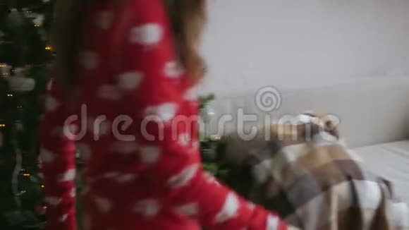 带着圣诞礼物盒的快乐微笑女孩视频的预览图