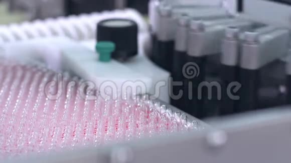 制药厂的医用安瓿生产线上的药针视频的预览图