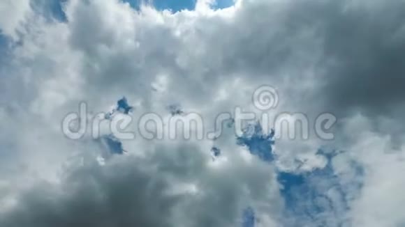 云彩在蓝天上移动时间流逝视频的预览图