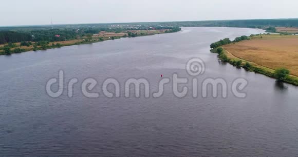 弯曲伏尔加河从空中四翼飞机飞越森林视频的预览图