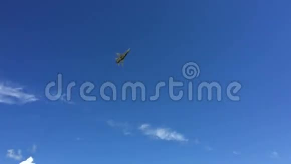 喷气式军用飞机苏24飞机从头顶靠近视频的预览图