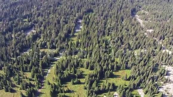 南乌拉尔的伊雷梅尔山的空中景色视频的预览图
