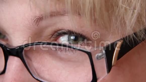 戴眼镜的女人视频的预览图