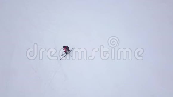 斯诺山斯洛伐克滑雪冬季亚斯纳欧罗帕空中无人驾驶飞机俯视图视频的预览图