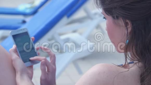 年轻女性在智能手机上在线聊天使用应用程序视频的预览图