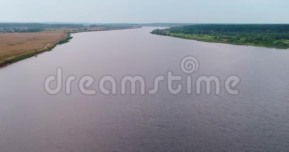 伏尔加河从空中四翼飞机飞越森林视频的预览图