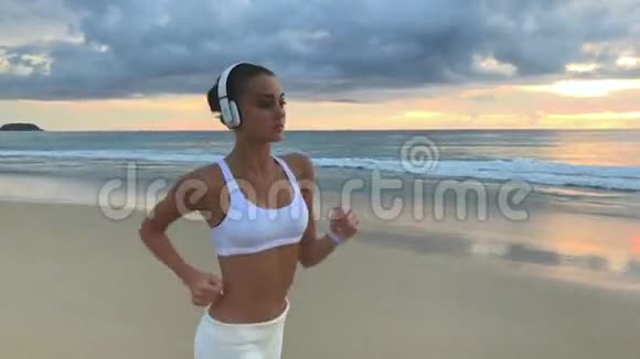 健康的女人在海滩上奔跑视频的预览图