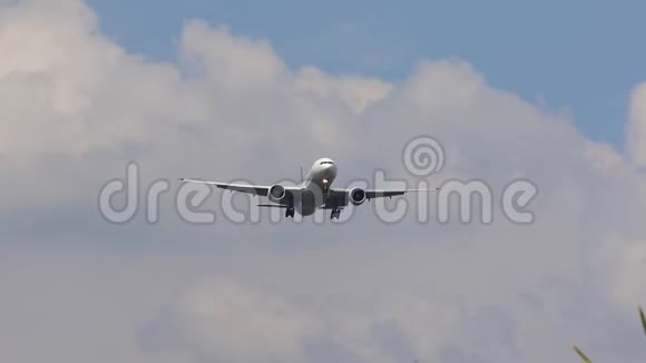 乘客飞机接近着陆视频的预览图