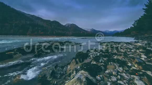 山林附近一条河流的时间流逝巨大的岩石和快速的云层移动视频的预览图