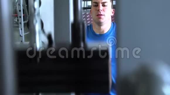 英俊的年轻人在健身房做运动视频的预览图