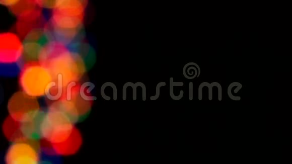 色彩斑斓的圣诞彩灯在黑色背景上闪闪发光视频的预览图