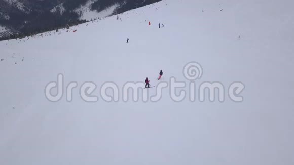 斯诺山斯洛伐克滑雪冬季亚斯纳欧罗帕空中无人驾驶飞机俯视图视频的预览图