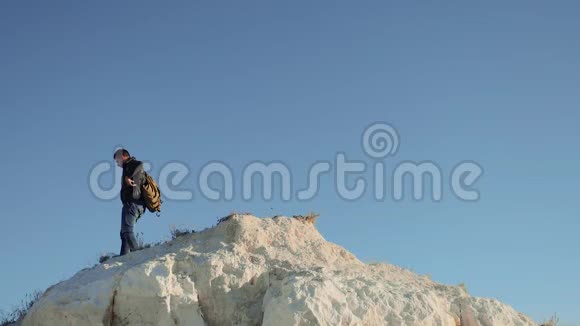 两个男人的生活方式游客徒步旅行冒险登山者爬山慢动作视频徒步旅行继续视频的预览图