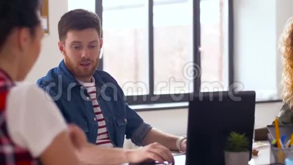 有电脑的创意团队在办公室工作视频的预览图