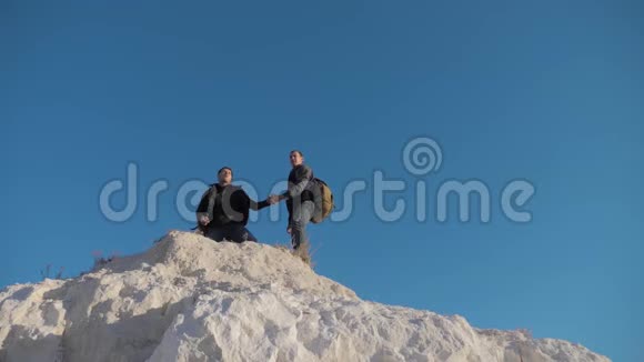 两名男子游客徒步探险登山者爬山慢动作视频徒步旅行者的生活方式继续视频的预览图