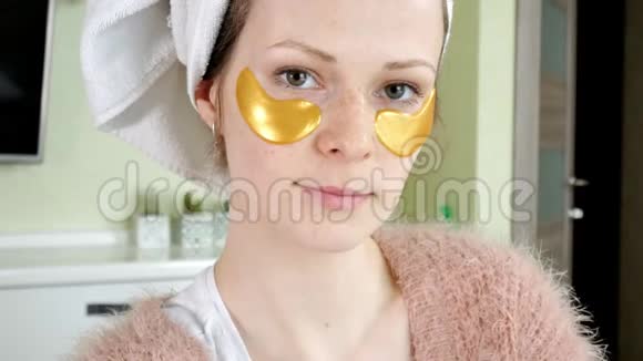 有魅力的女人在家打美容贴脸视频的预览图