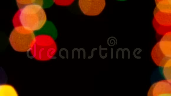 色彩斑斓的圣诞彩灯在黑色背景上闪闪发光视频的预览图