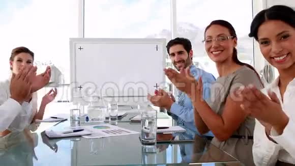 商务团队在会议上为摄像机鼓掌视频的预览图