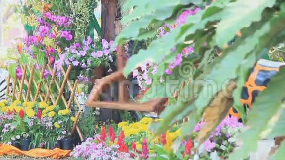 木秋千在花圃高清vdo视频的预览图