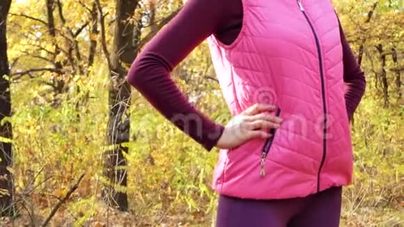 秋天公园里穿运动服的漂亮健身运动女孩视频的预览图