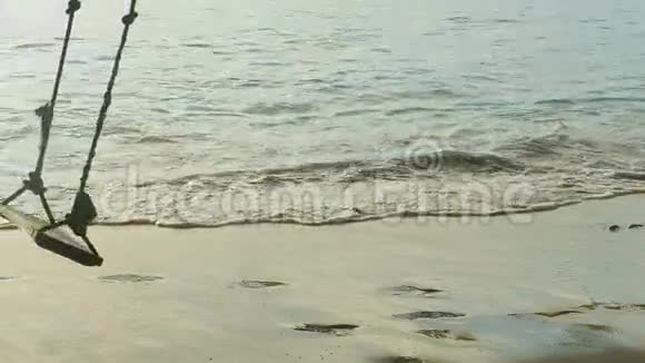 一根绳子在海滩上摆动动作缓慢视频的预览图