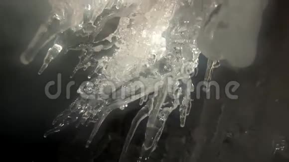 斯瓦尔巴北极洞穴的冰柱视频的预览图