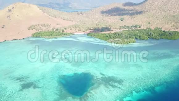 印度尼西亚美丽的珊瑚礁和岛屿的鸟瞰图视频的预览图