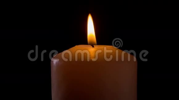 在黑暗中燃烧蜡烛视频的预览图
