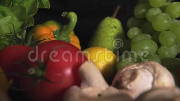 五颜六色的水果和蔬菜混合在一起视频的预览图