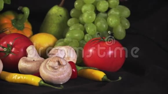 五颜六色的水果和蔬菜混合在一起视频的预览图