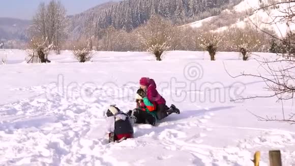 快乐的一家人在雪地里玩得很开心视频的预览图