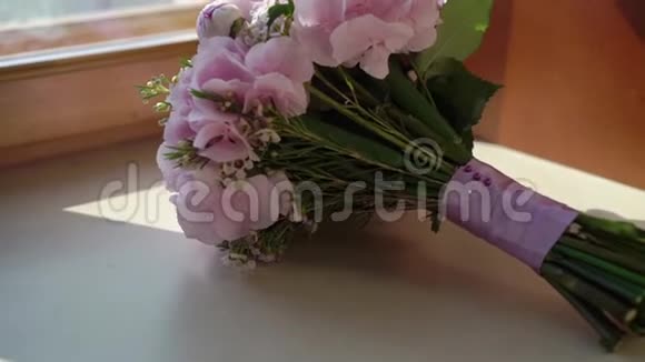 粉红色的花新娘婚礼花束视频的预览图